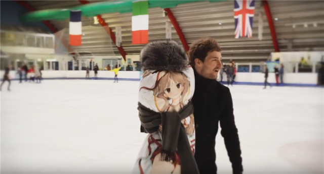 与抱枕约会?宅男自拍《闪乱神乐》真人宣传片