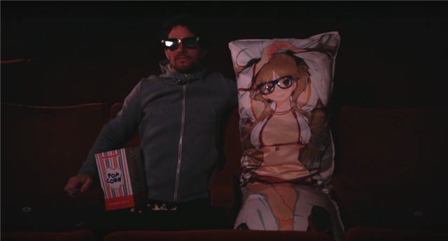 与抱枕约会?宅男自拍《闪乱神乐》真人宣传片